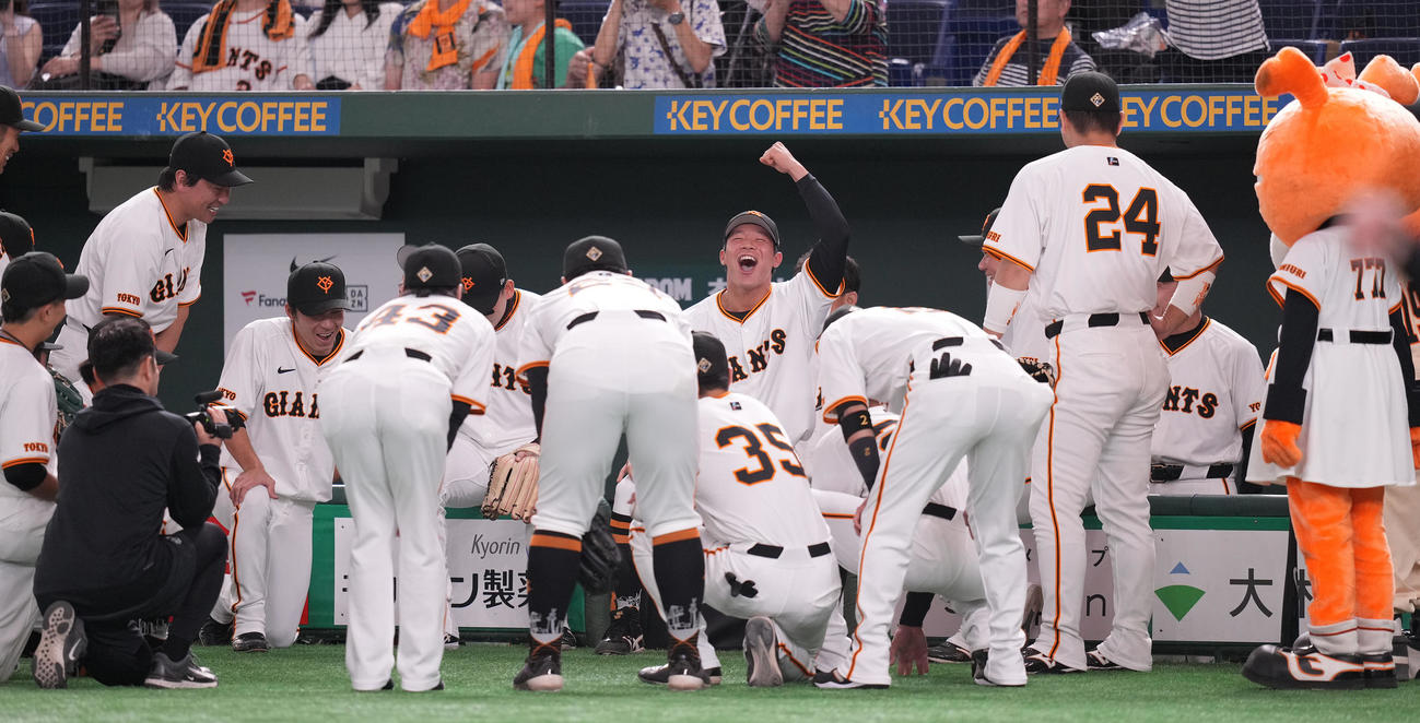 巨人対DeNA　試合前の円陣で声出しする巨人佐々木（中央）（撮影・鈴木みどり）