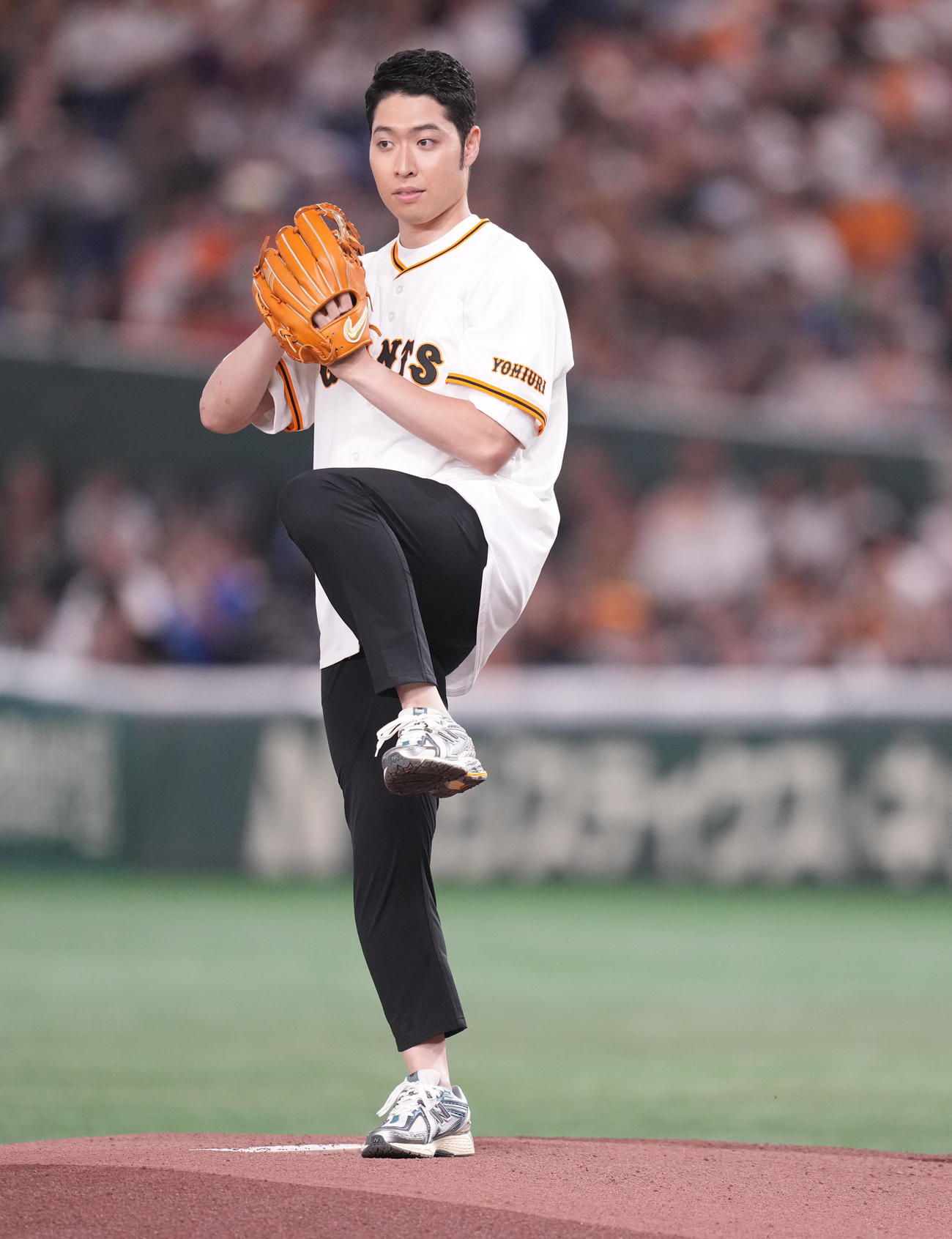 巨人対DeNA　ファーストピッチで投球する萩野公介氏（撮影・鈴木みどり）