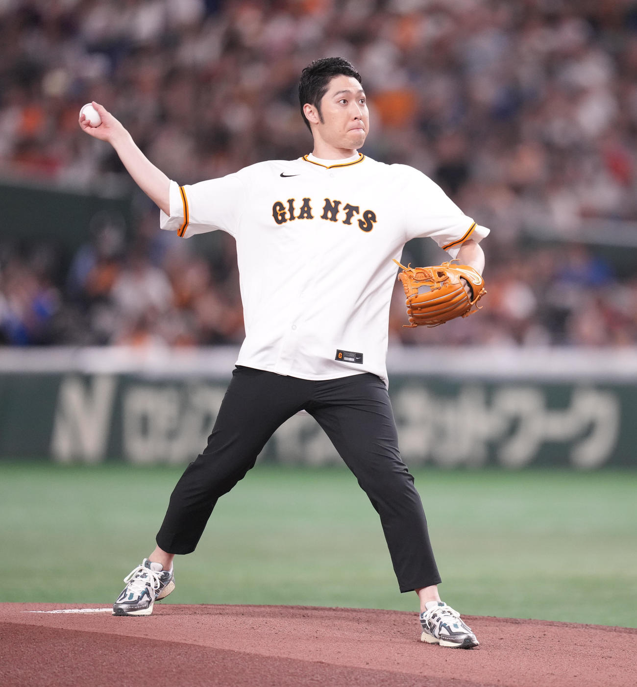 巨人対DeNA　ファーストピッチで投球する萩野公介氏（撮影・鈴木みどり）