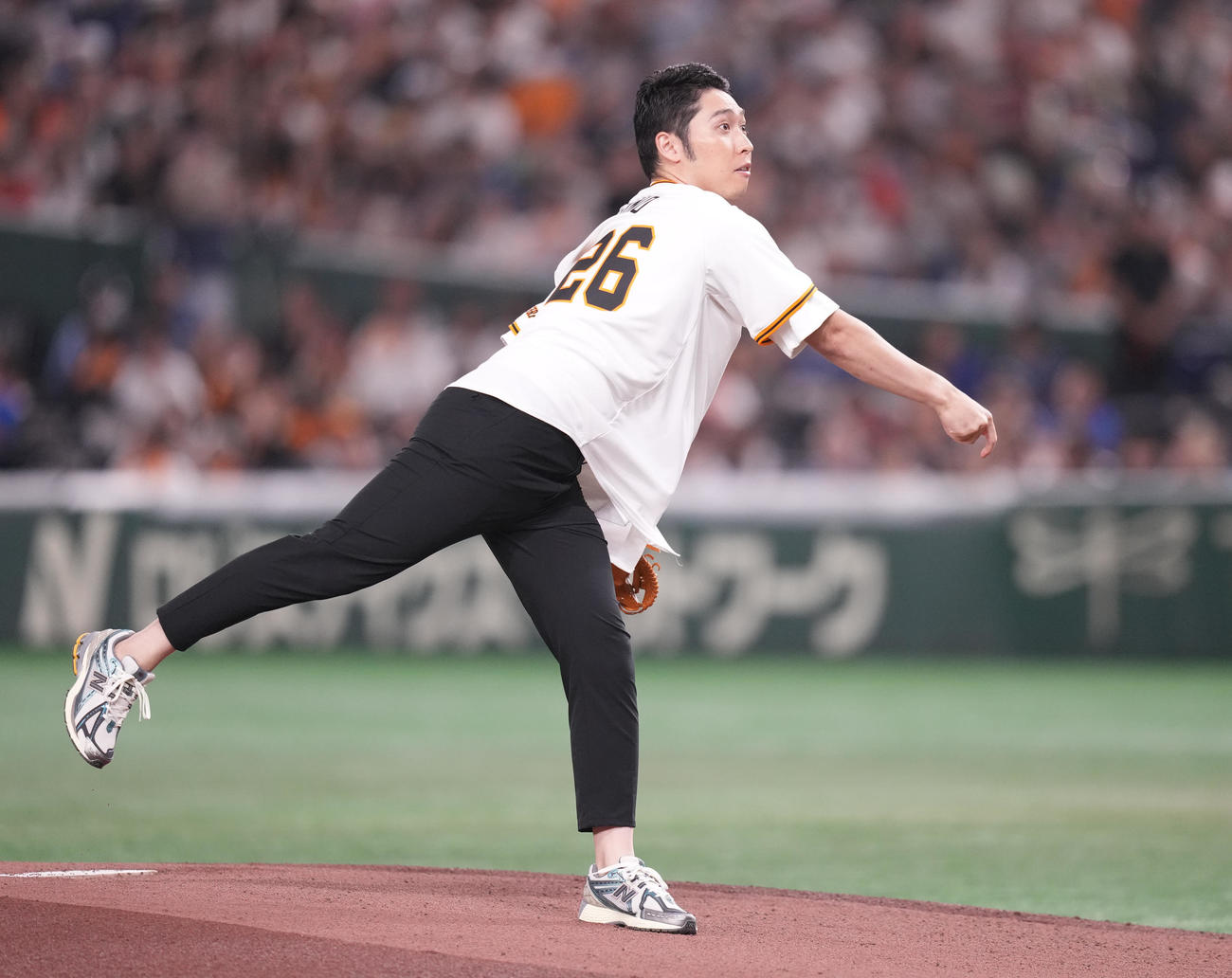 巨人対DeNA　ファーストピッチで投球する萩野公介氏（撮影・鈴木みどり）