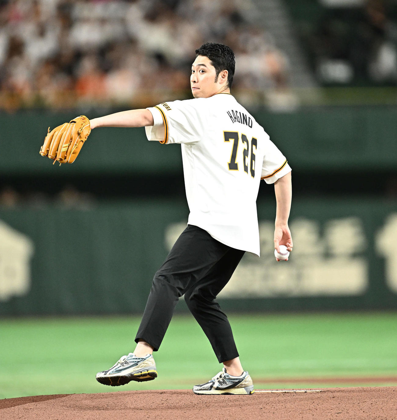 巨人対DeNA　ファーストピッチセレモニーで投球する萩野氏（撮影・滝沢徹郎）