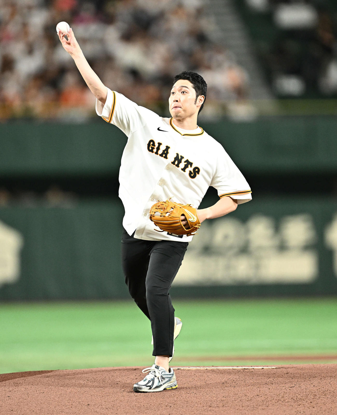 巨人対DeNA　ファーストピッチセレモニーで投球する萩野氏（撮影・滝沢徹郎）