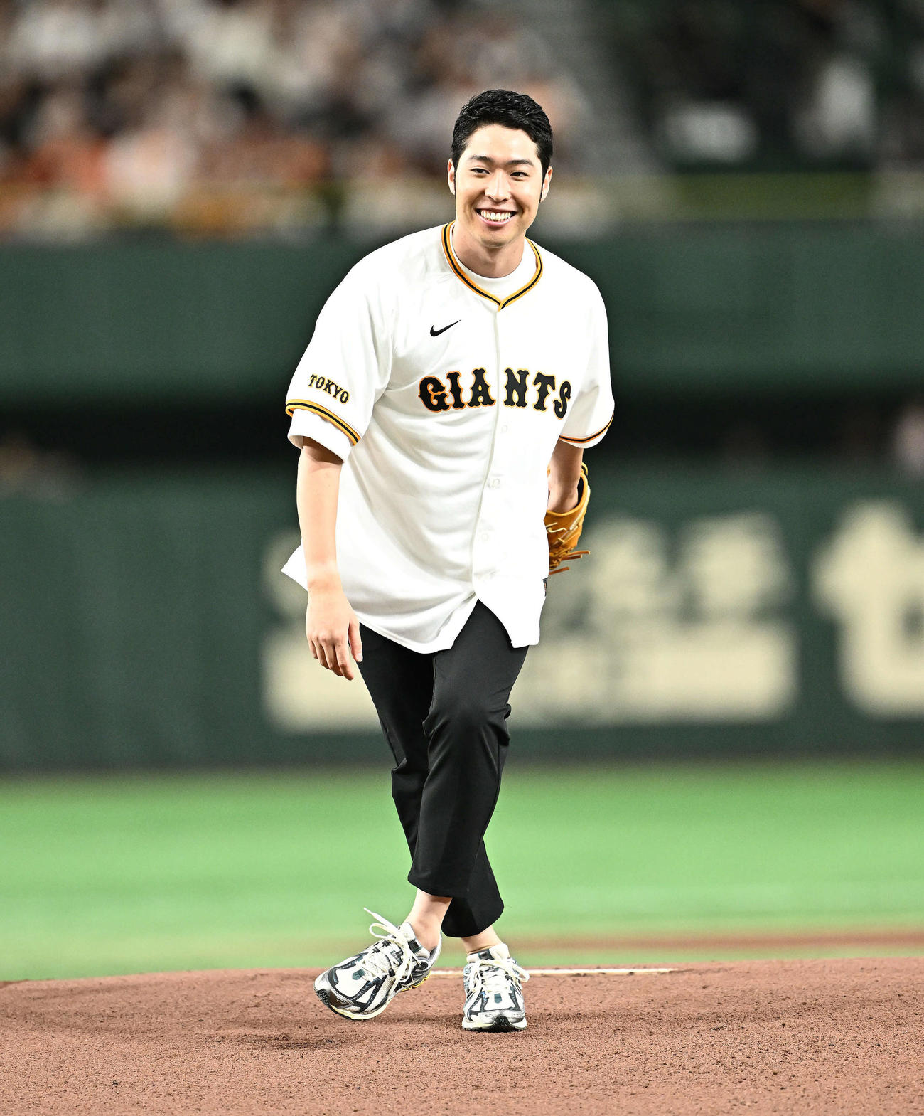 巨人対DeNA　ファーストピッチセレモニーで投球する萩野氏（撮影・滝沢徹郎）