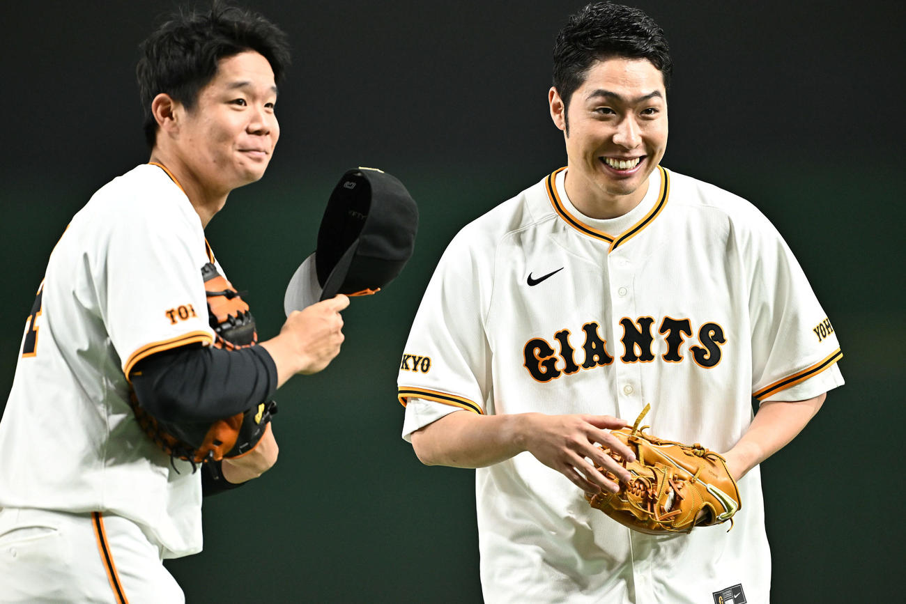 巨人対DeNA　ファーストピッチセレモニーを終え引き揚げる萩野氏（右）と巨人佐々木（撮影・滝沢徹郎）