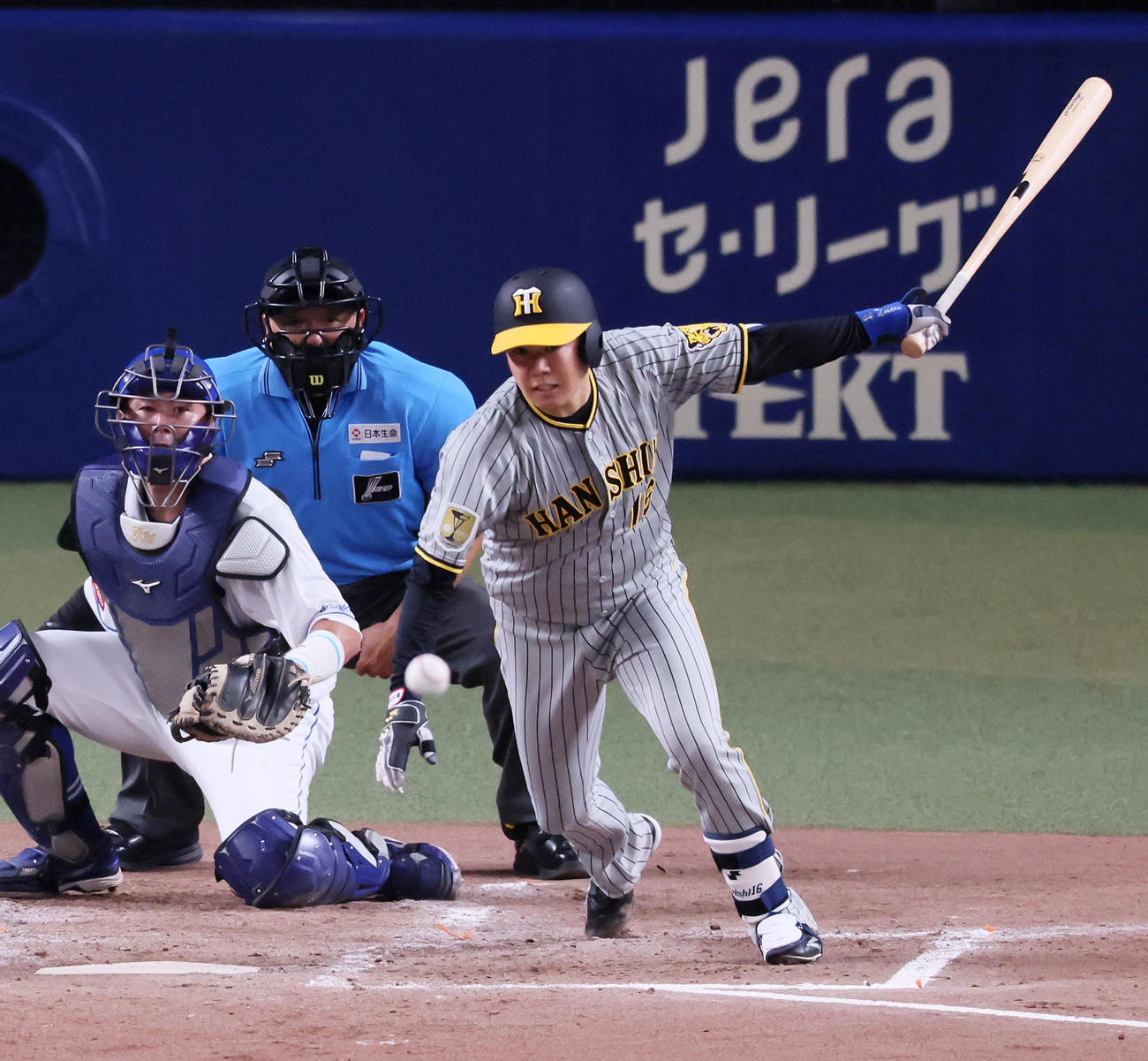 中日対阪神　3回表阪神1死三塁、西勇は中適時打を放つ（撮影・加藤哉）