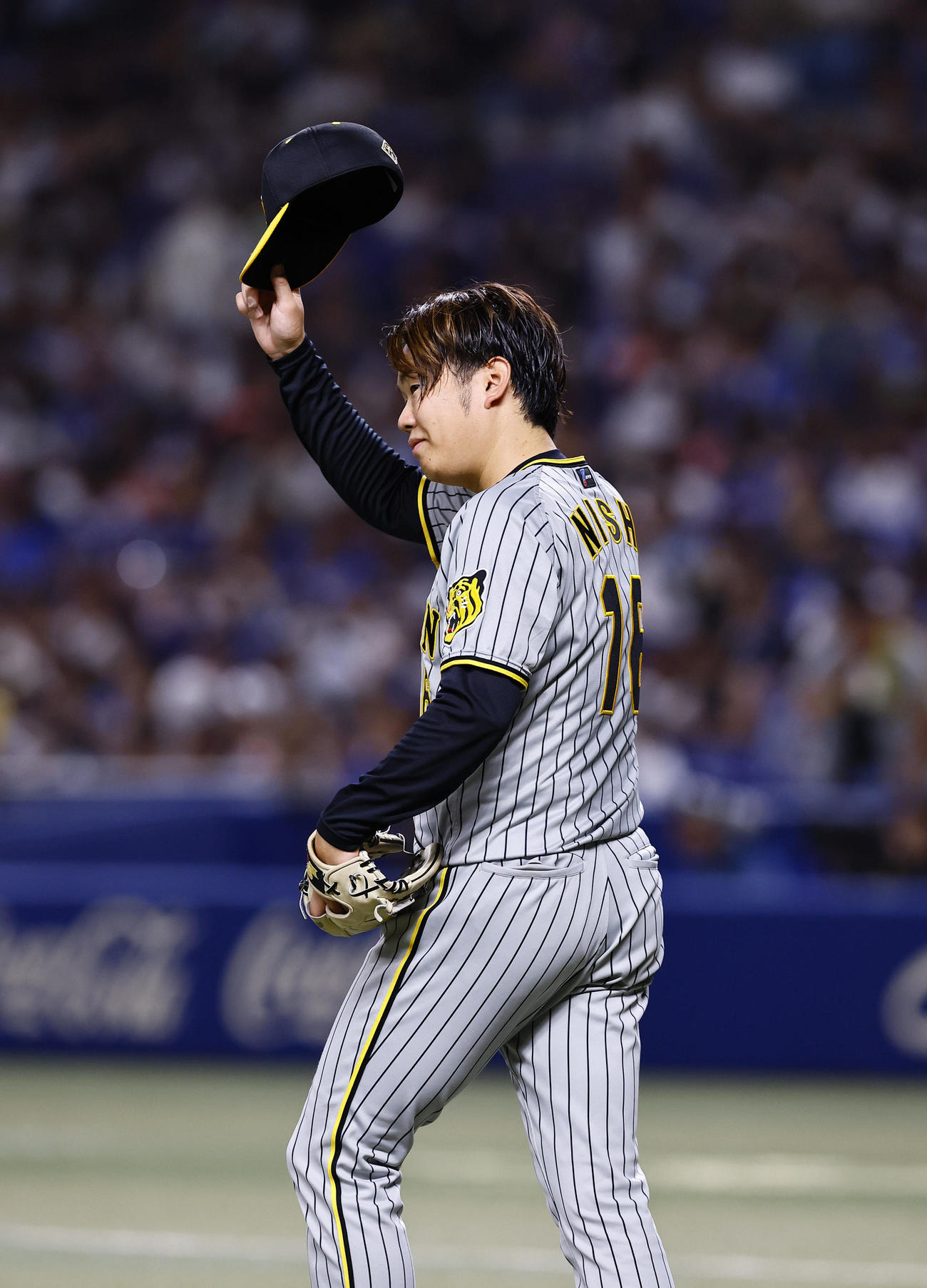 中日対阪神　3回に先制適時打を放ち、ファンの声援に応える西勇（撮影・藤尾明華）