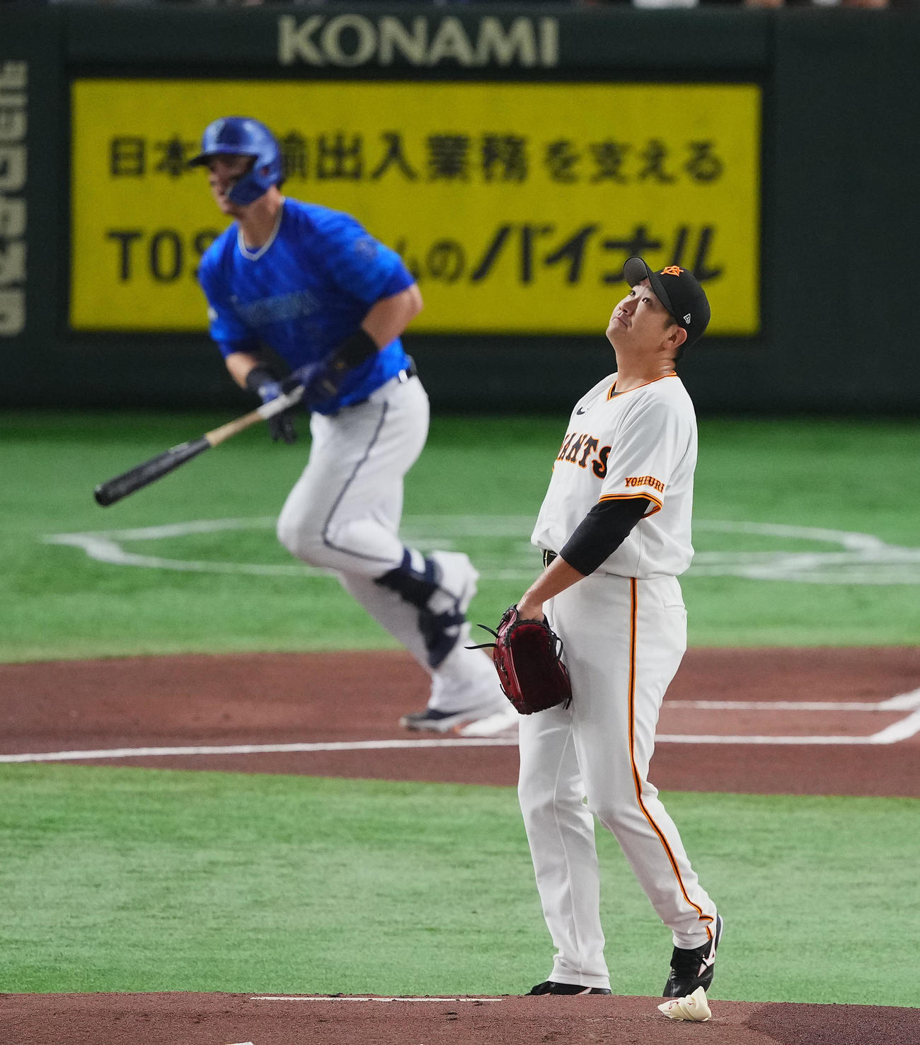 巨人対DeNA 1回表DeNA無死二塁、オースティンに二塁打を許す菅野（撮影・垰建太）