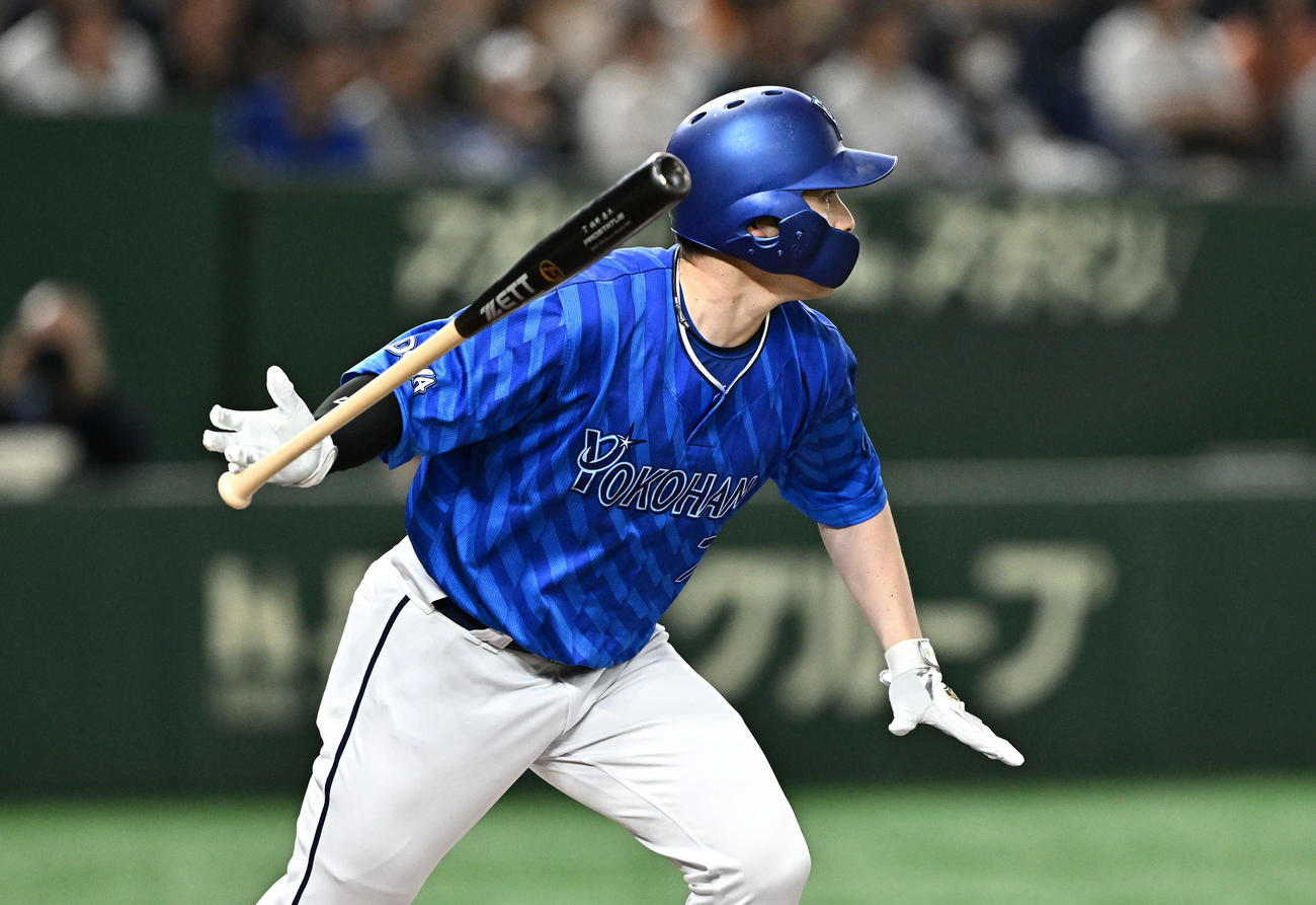 巨人対DeNA 1回表DeNA無死二、三塁、佐野は先制適時打を放つ（撮影・滝沢徹郎）