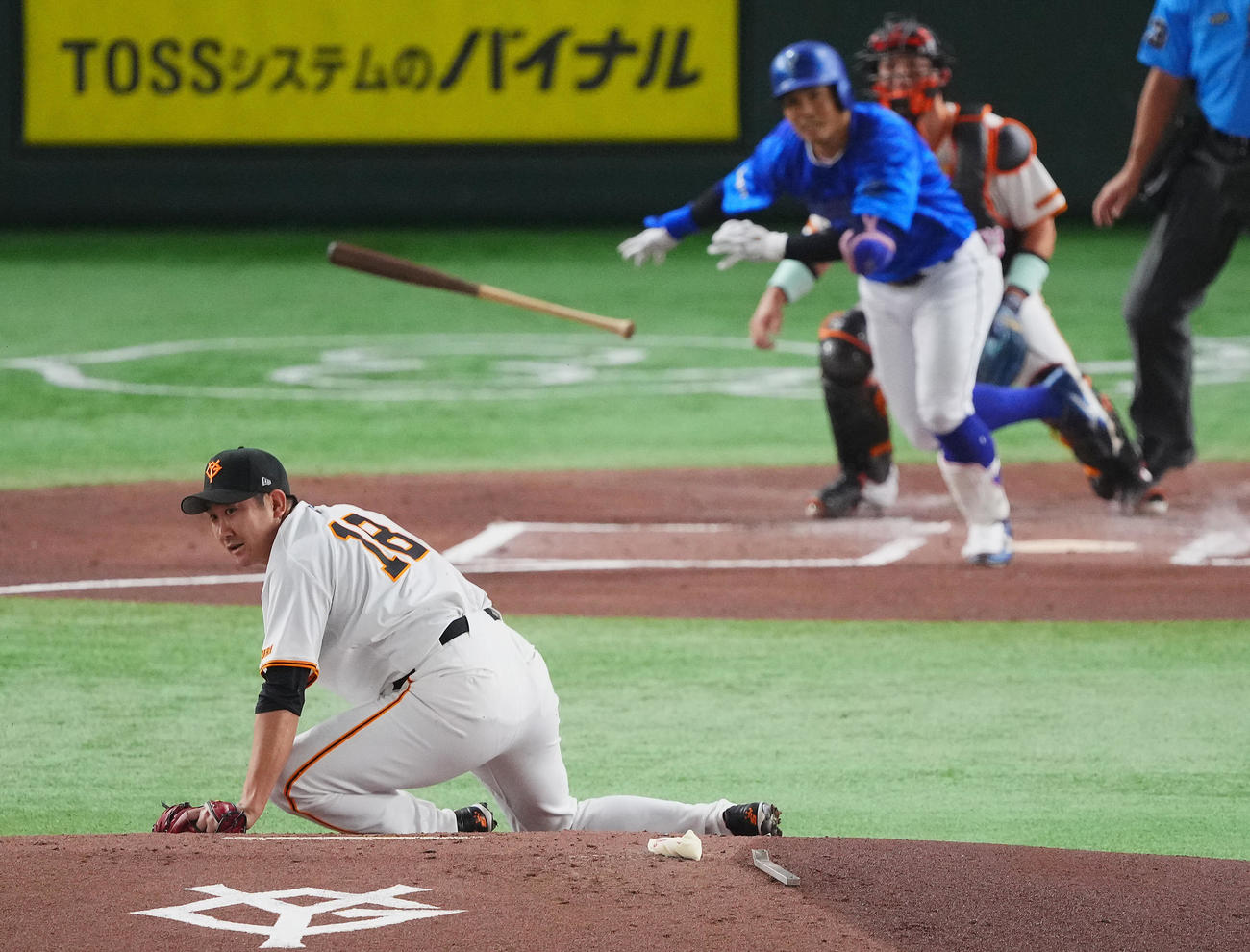 巨人対DeNA 1回表DeNA2死三塁、桑原に適時打を許す菅野（撮影・垰建太）