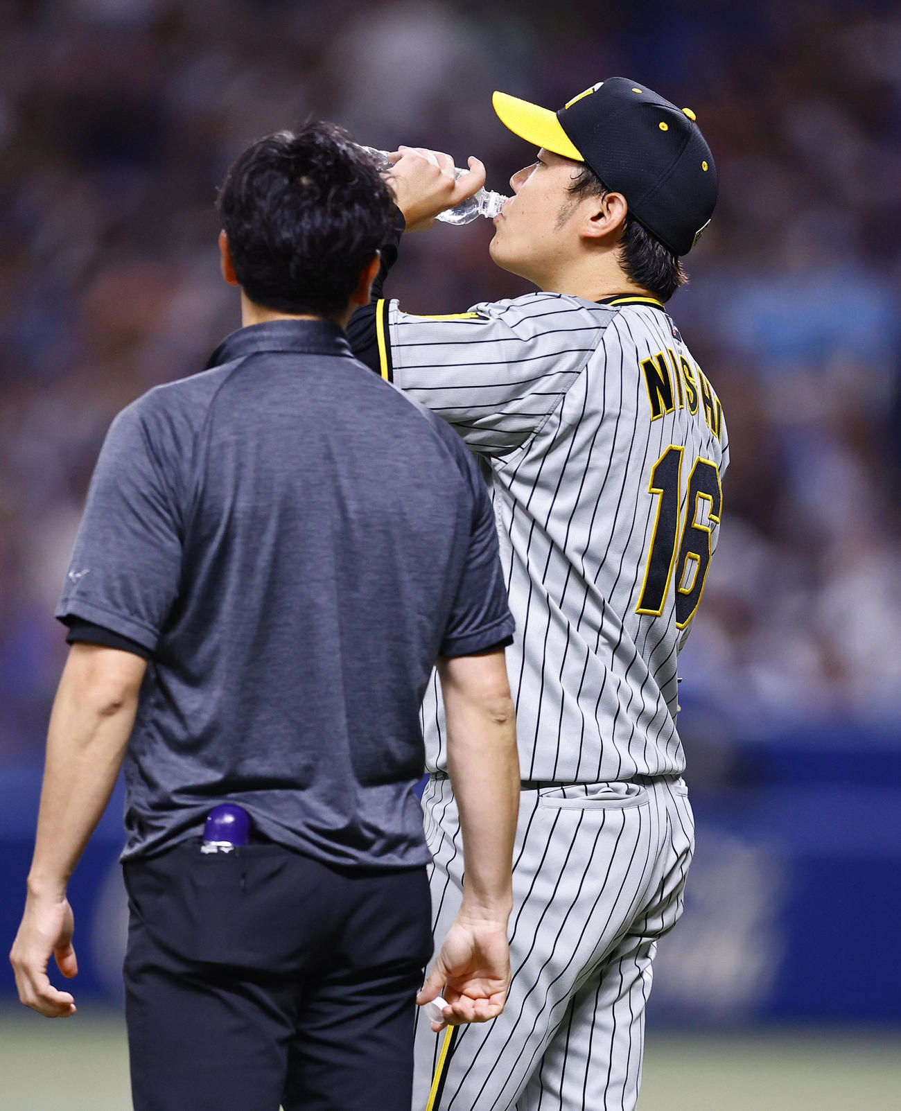 中日対阪神　4回裏中日1死二塁、福永を打ち取り、水を飲む西勇（撮影・藤尾明華）
