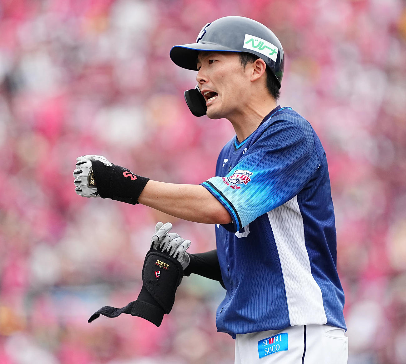 楽天対西武　7回表西武2死、左前打を放ち、1000本安打を達成し、ガッツポーズを見せる源田（撮影・菅敏）