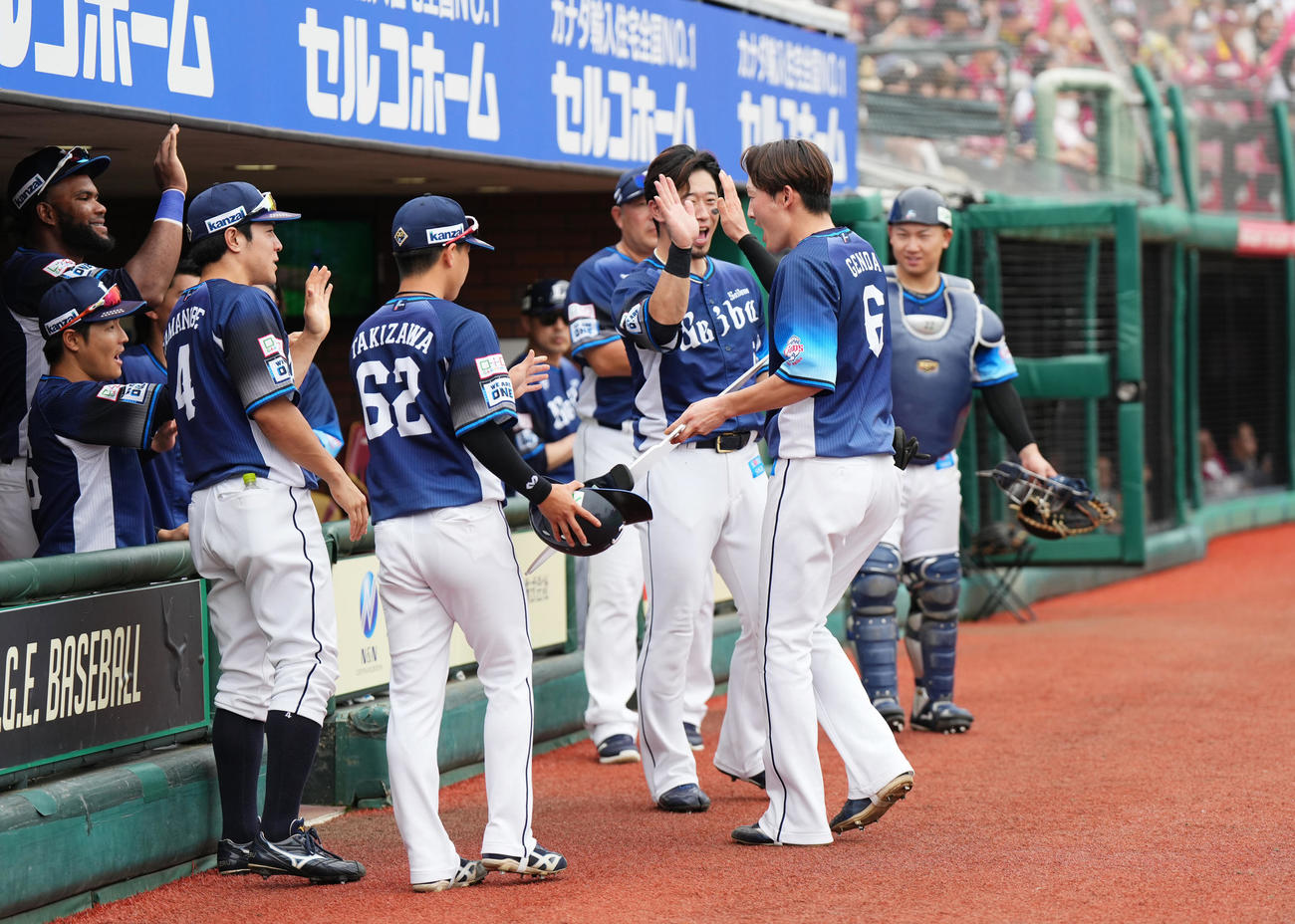 楽天対西武　7回、左前打を放った西武源田（右から2人目）は、1000本安打を達成し、ナインから祝福される（撮影・菅敏）