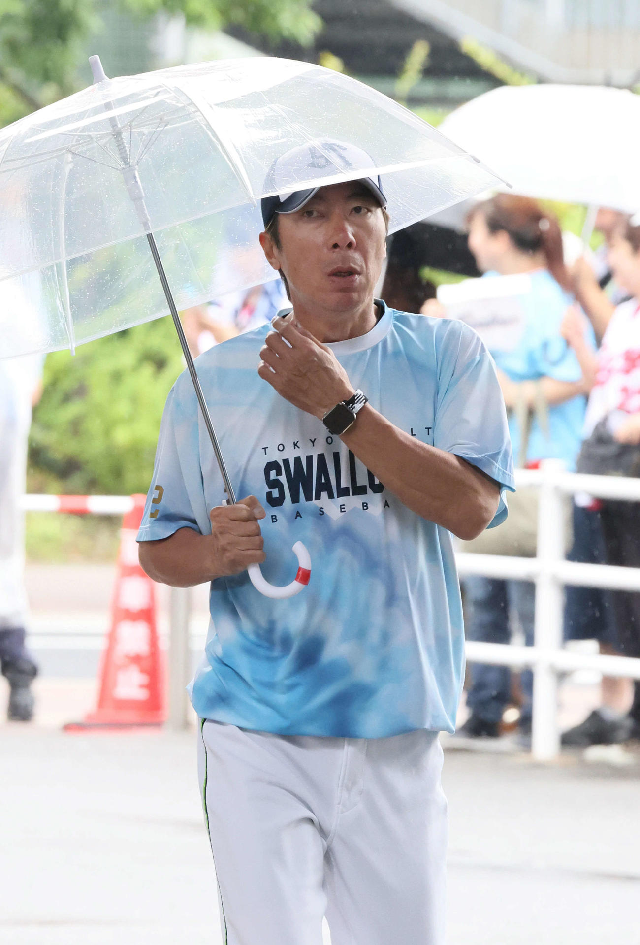 広島対ヤクルト　屋内練習場に向かうヤクルト高津監督（撮影・加藤孝規）