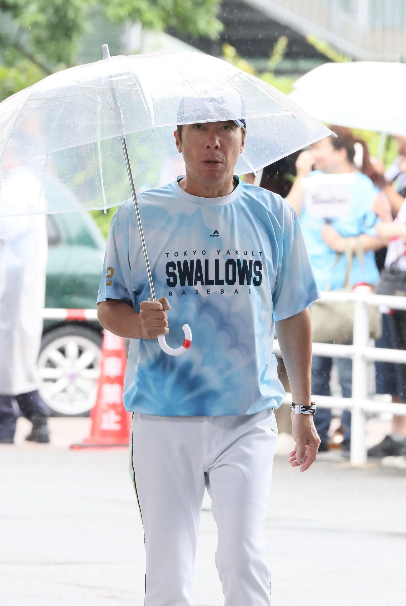 広島対ヤクルト　屋内練習場に向かうヤクルト高津監督（撮影・加藤孝規）