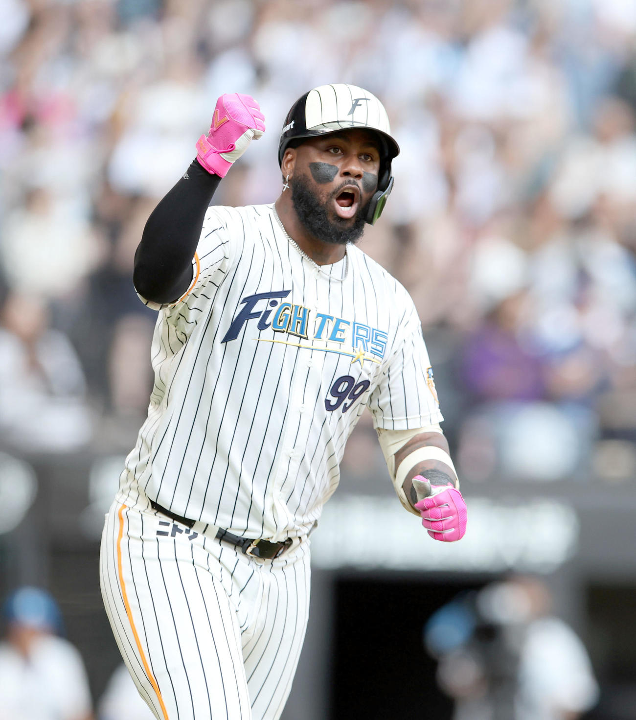 日本ハム対ソフトバンク　6回裏日本ハム2死、レイエスは左越え本塁打を放ちガッツポーズをする（撮影・佐藤翔太）
