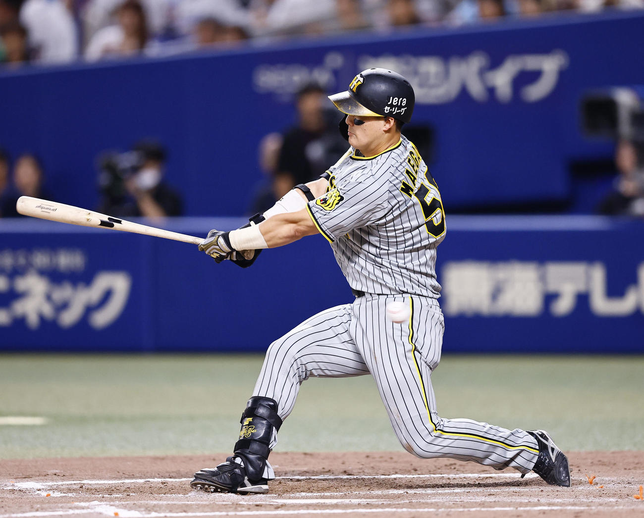 中日対阪神　7回表阪神無死一塁、空振り三振に倒れる前川（撮影・藤尾明華）