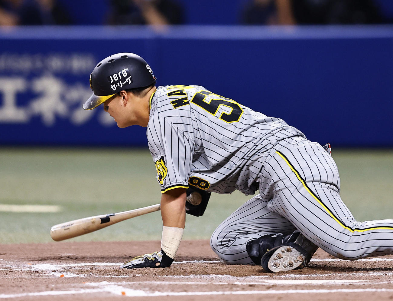 中日対阪神　7回表阪神無死一塁、空振り三振し倒れ込む前川（撮影・藤尾明華）