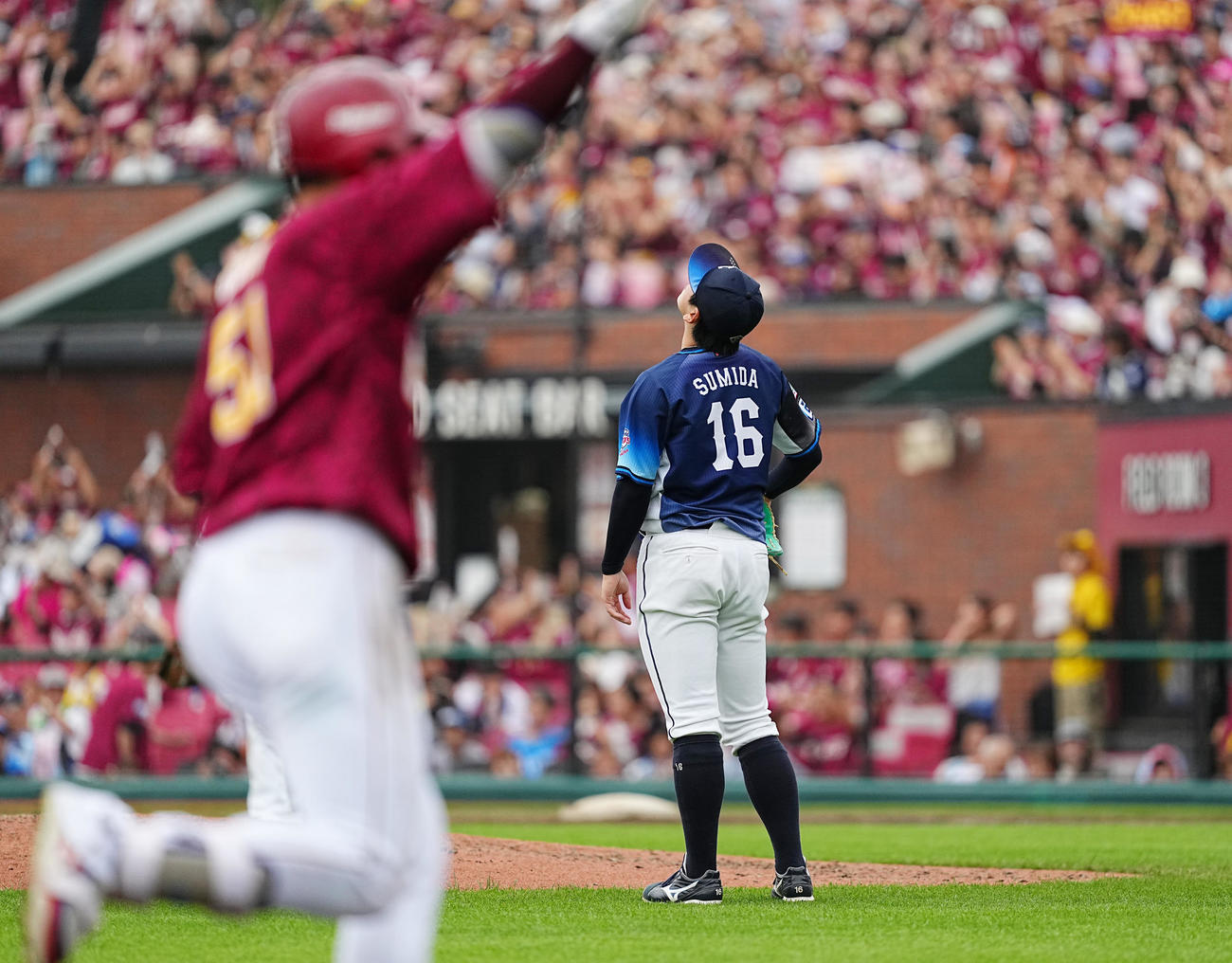楽天対西武　8回裏楽天無死一塁、小郷に2点本塁打を打たれ、がっくり肩を落とす隅田（撮影・菅敏）