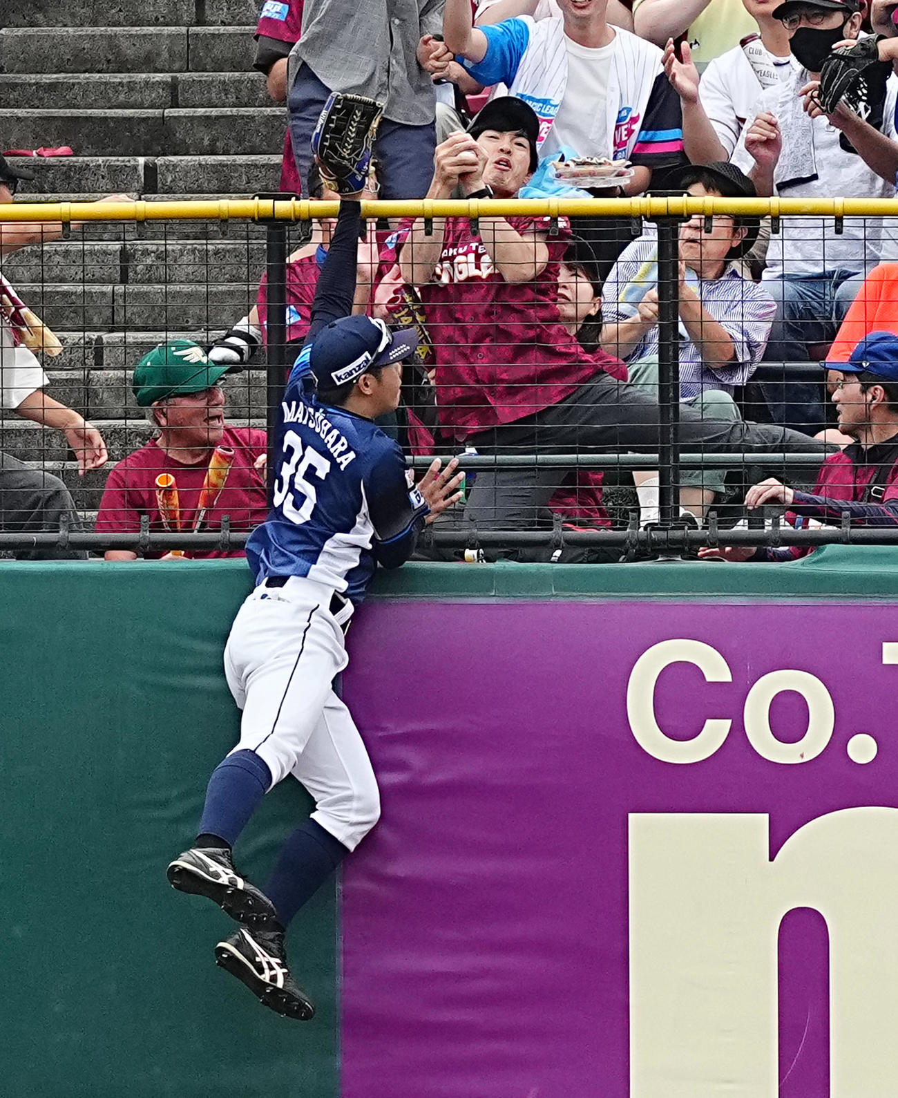 楽天対西武　8回裏楽天無死一塁、小郷の2点本塁打の打球をナイスキャッチをするファン。手前はフェンスをよじ登る松原（撮影・菅敏）