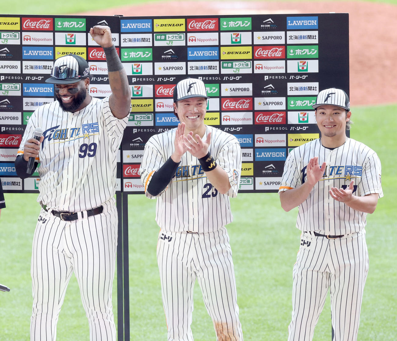 日本ハム対ソフトバンク　試合終了後、インタビューを受ける左から日本ハム・レイエス、伊藤、伏見（撮影・佐藤翔太）