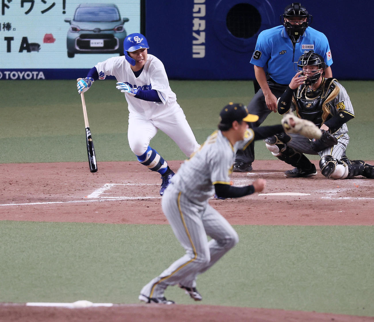 中日対阪神　4回裏中日1死一、三塁、高橋周は投ゴロ併殺に終わる。投手西勇（撮影・加藤哉）