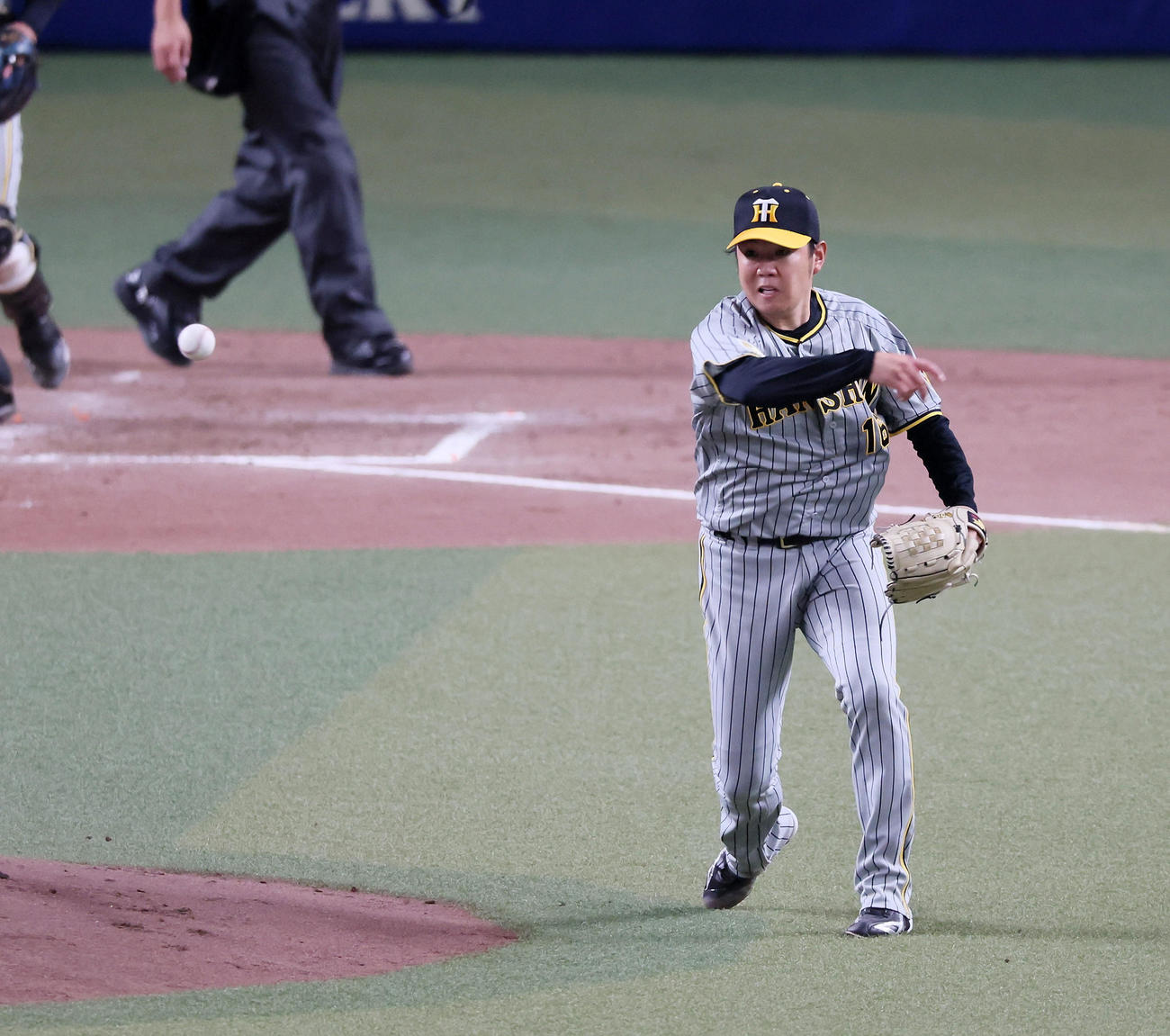 中日対阪神　4回裏中日1死一、三塁、西勇は高橋周の打球を二塁へ送球（撮影・加藤哉）
