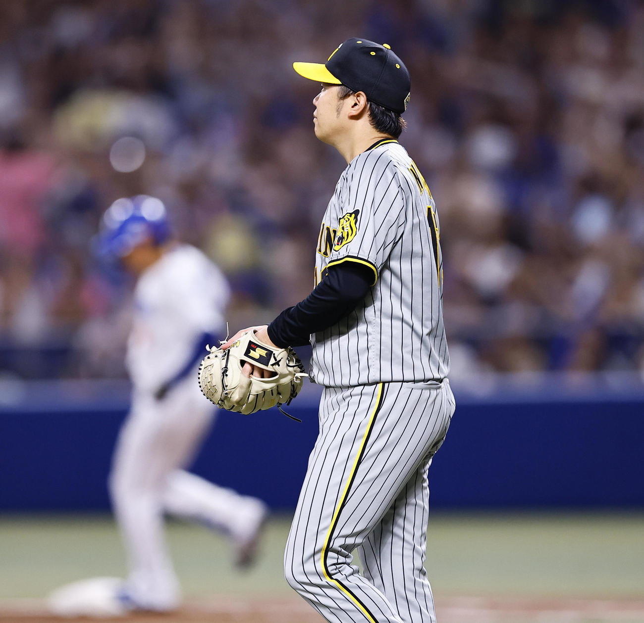 中日対阪神　5回裏中日1死三塁、松葉（左）に中前適時打を許した西勇（撮影・藤尾明華）