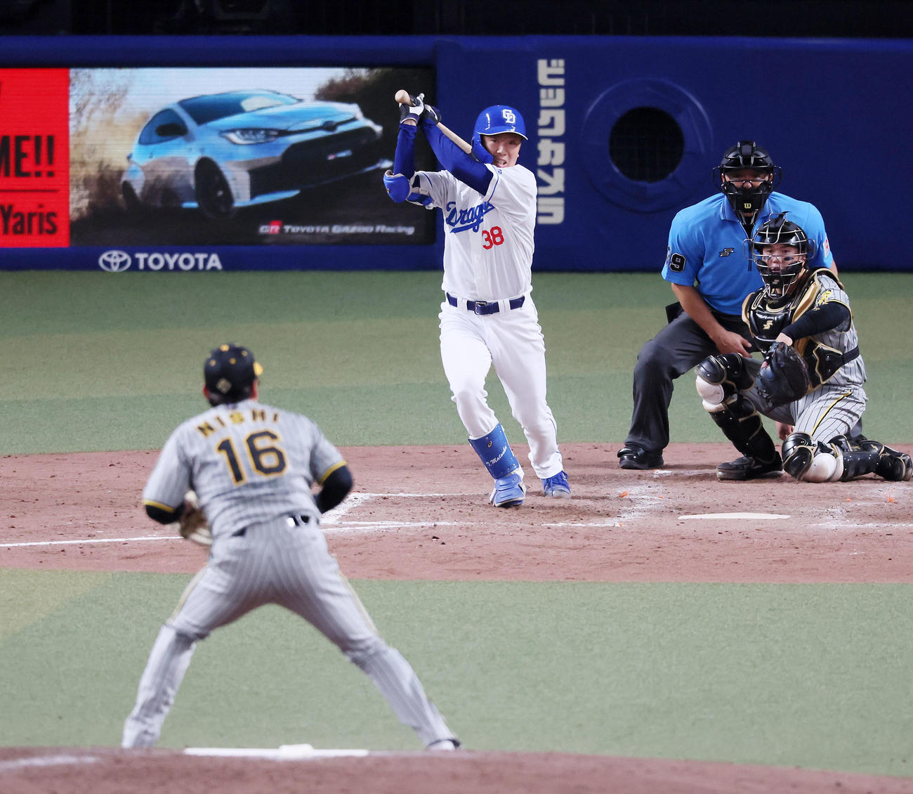 中日対阪神　5回裏中日1死三塁、松葉は中適時打を放つ。投手西勇（撮影・加藤哉）