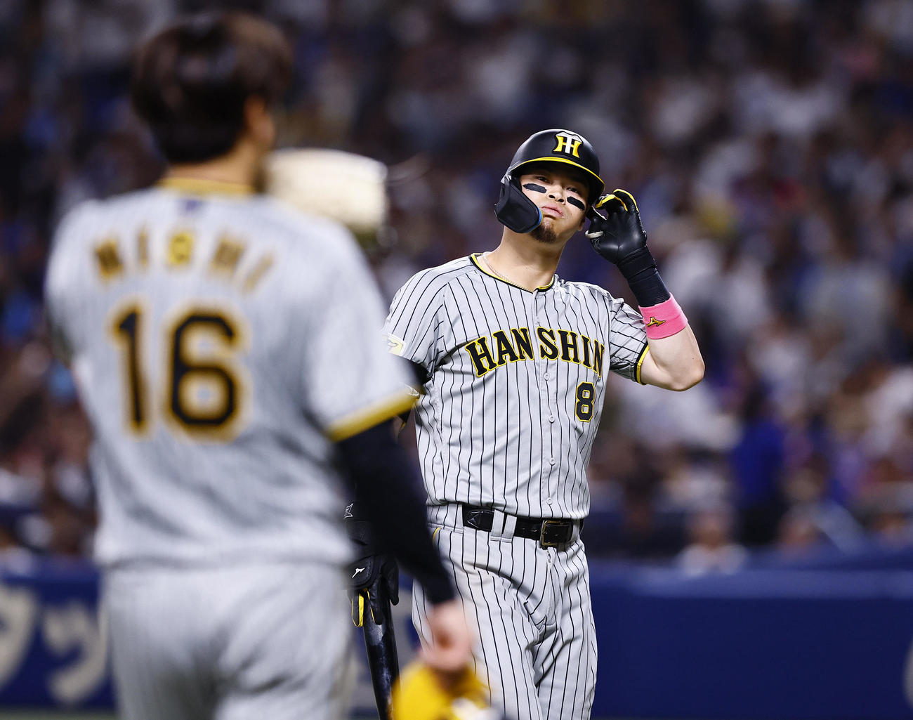 中日対阪神　6回表阪神2死満塁、遊飛に倒れベンチに戻る佐藤輝（右）とマウンドに向かう西勇（撮影・藤尾明華）