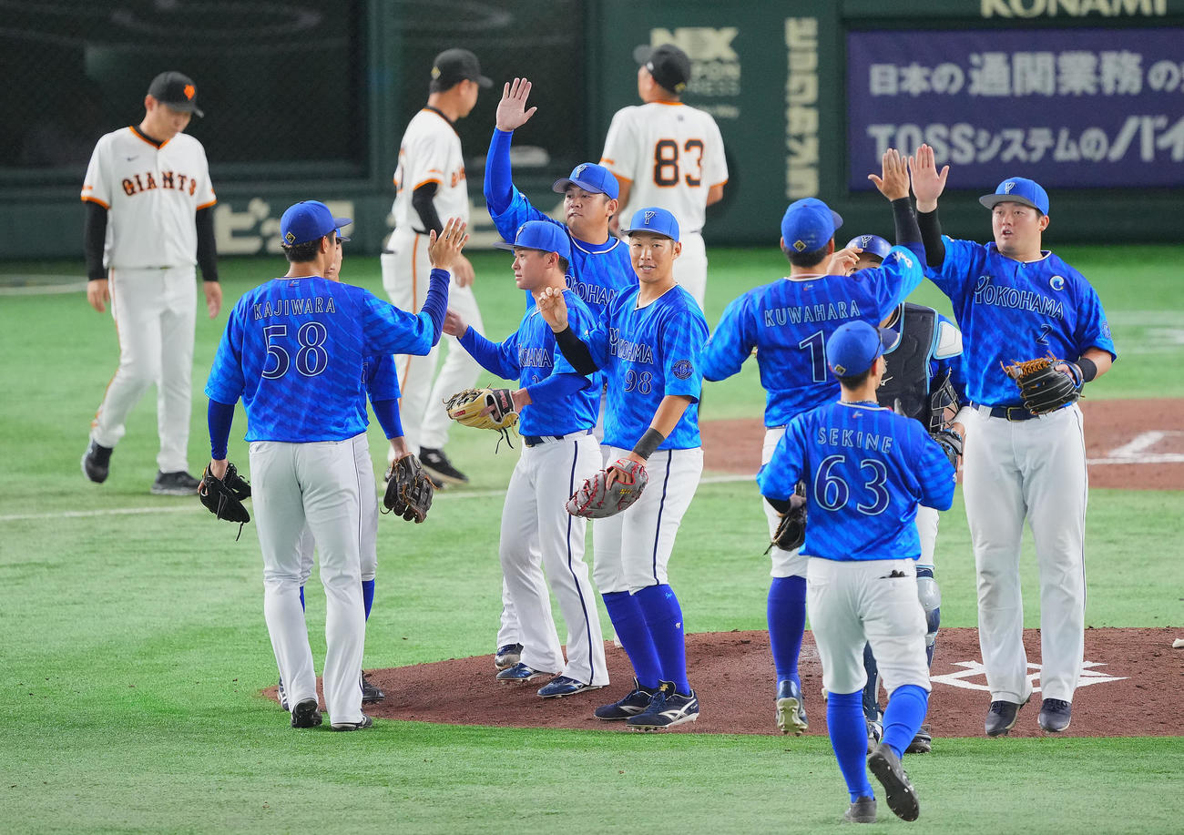 巨人対DeNA　巨人に勝利しタッチを交わす山崎（左から3人目）らDeNAナイン（撮影・垰建太）
