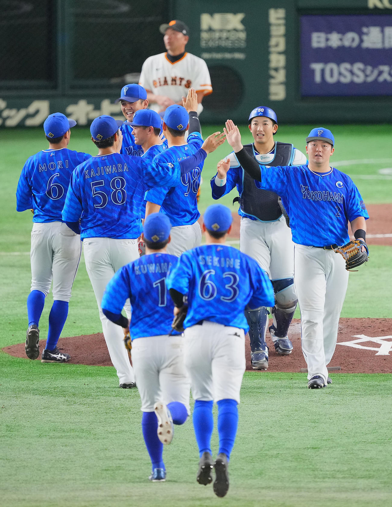 巨人対DeNA　巨人に勝利しタッチを交わす牧（右）らDeNAナイン（撮影・垰建太）