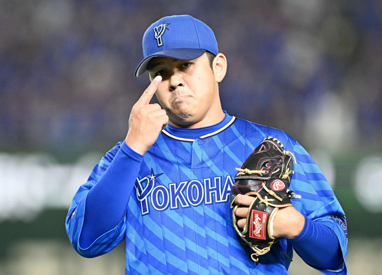 巨人対DeNA 9回裏巨人無死、ヘルナンデスを二ゴロに打ち取った山崎（撮影・滝沢徹郎）