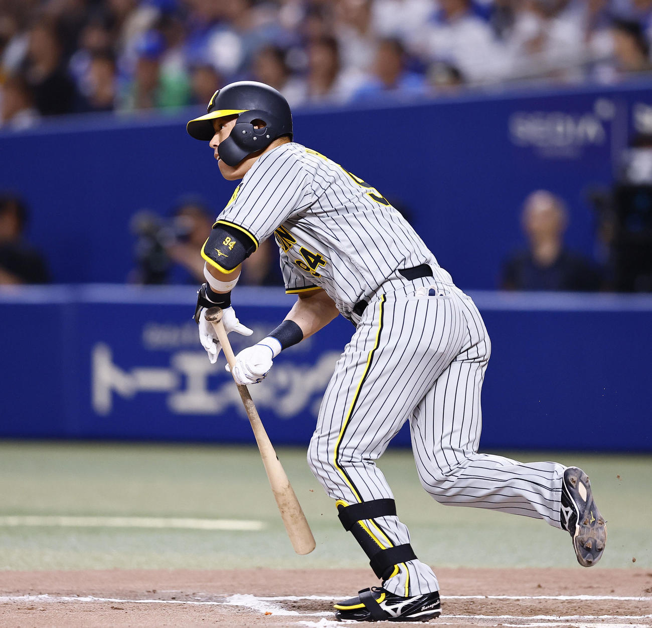 中日対阪神　10回表阪神1死一、二塁、代打原口は左前に勝ち越しの適時打を放つ撮影・藤尾明華）