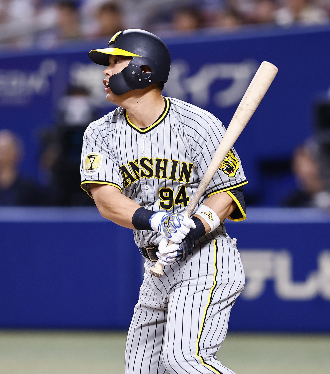 中日対阪神　10回表阪神1死一、二塁、代打原口は左前に勝ち越しの適時打を放つ（中央）撮影・藤尾明華）