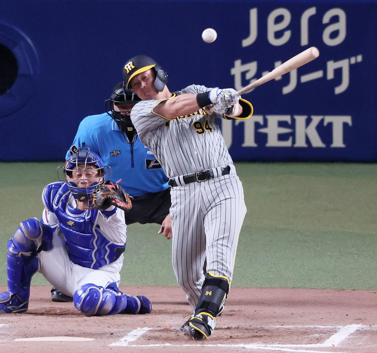 中日対阪神　10回表阪神1死一、二塁、代打原口は左適時打を放つ。投手橋本（撮影・加藤哉）