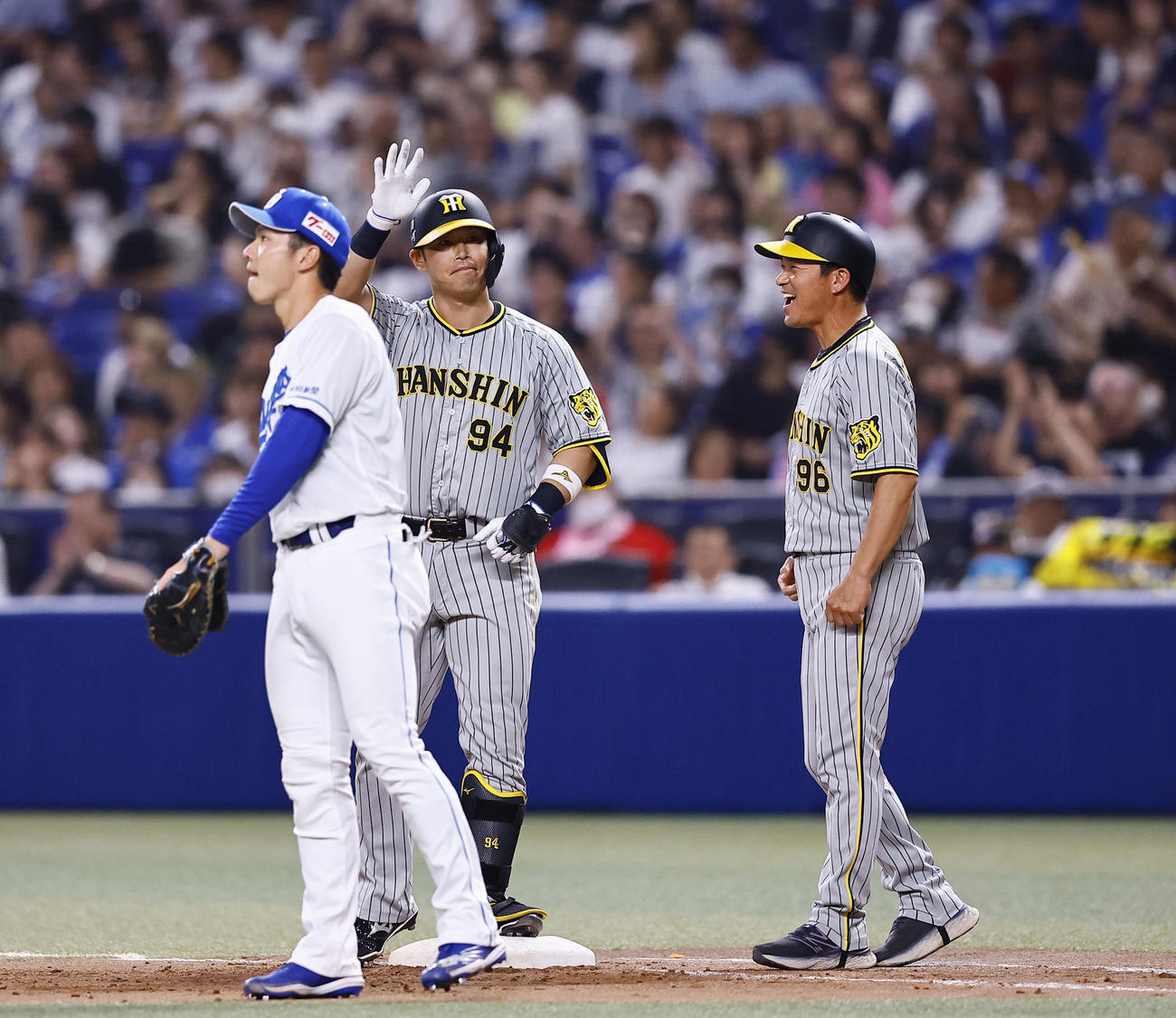 中日対阪神　10回表阪神1死一、二塁、代打原口は左前に勝ち越しの適時打を放ちベンチに向かってを手を上げる（撮影・藤尾明華）