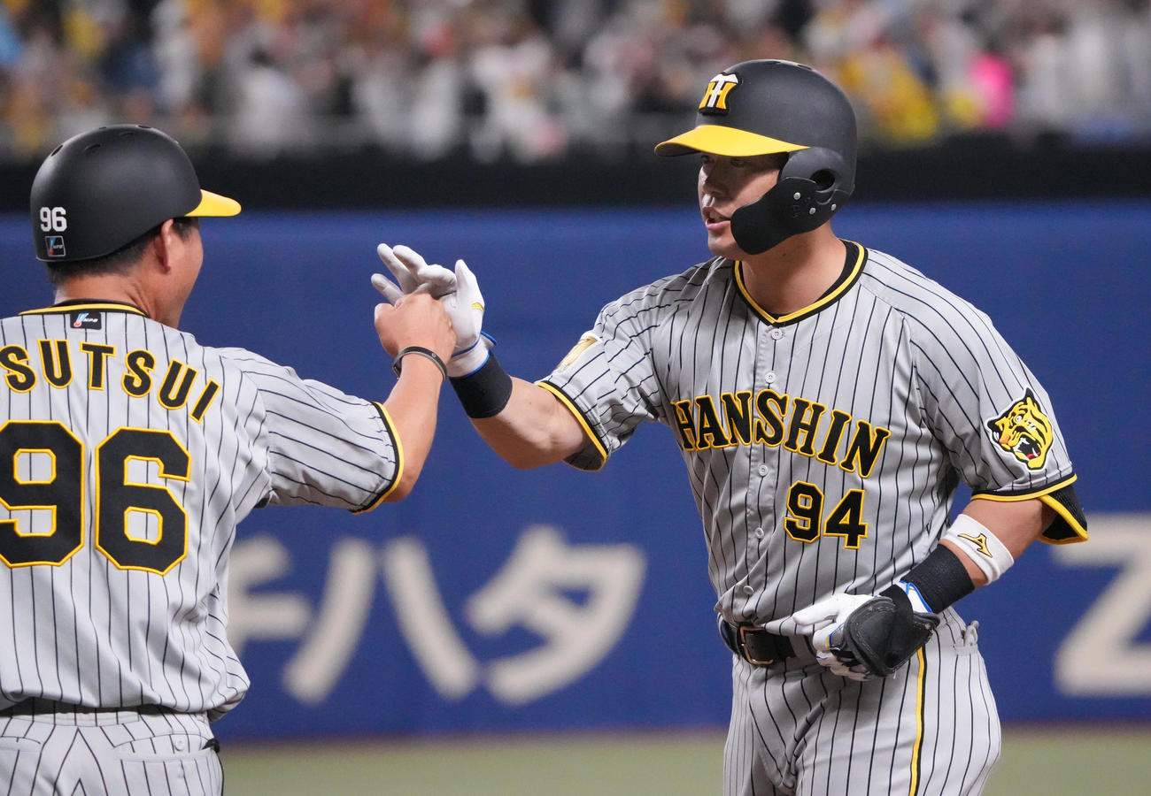 中日対阪神　10回表阪神1死一、二塁、左前適時打を放った原口（右）（撮影・森本幸一）
