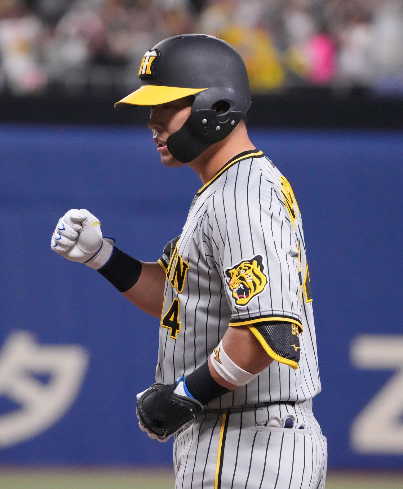 中日対阪神　10回表阪神1死一、二塁、左前適時打を放った原口（撮影・森本幸一）