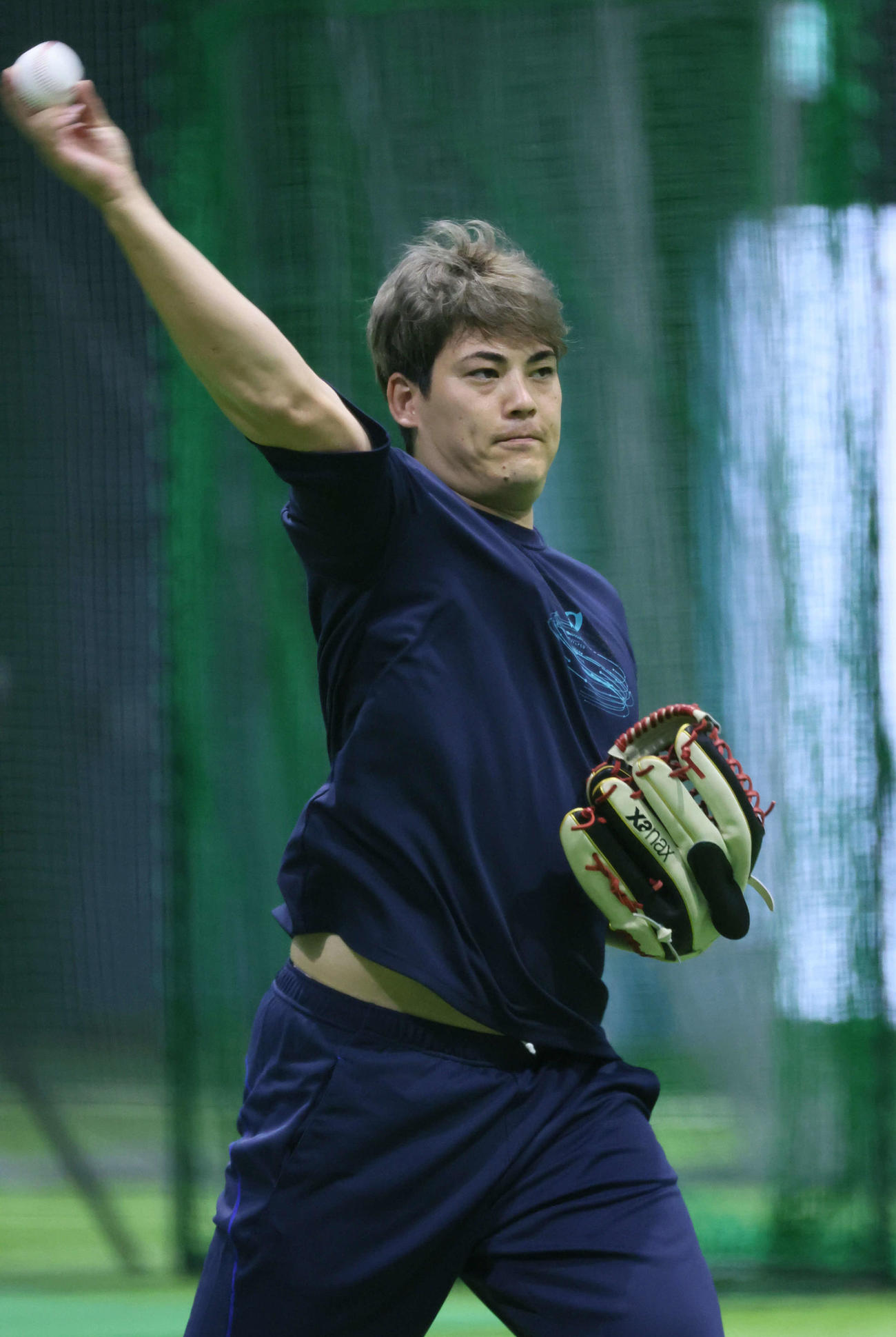 投手指名練習でキャッチボールをする広島九里（2024年7月1日撮影）
