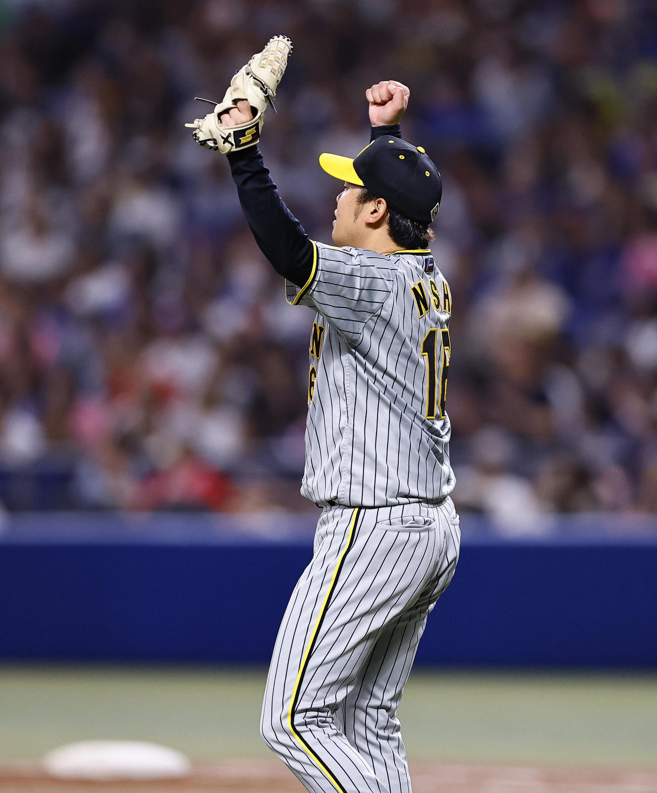 中日対阪神　6回裏中日2死満塁、木下を中飛に打ち取りガッツポーズをする西勇（撮影・藤尾明華）