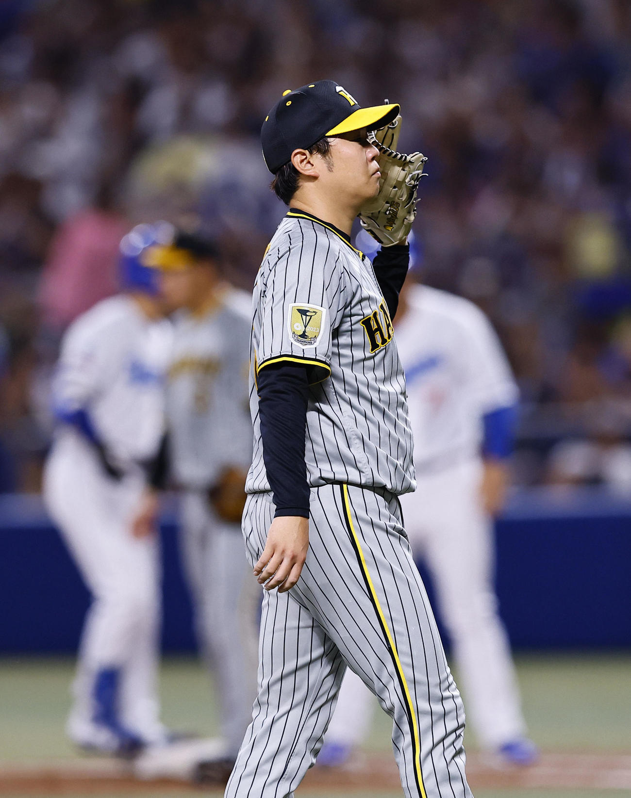 中日対阪神　5回裏中日1死三塁、松葉（奥左端）に中前適時打を許した西勇（撮影・藤尾明華）