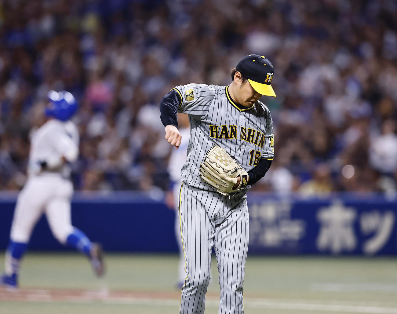 中日対阪神　6回裏中日2死満塁、木下（左）を中飛に打ち取りガッツポーズをする西勇（撮影・藤尾明華）