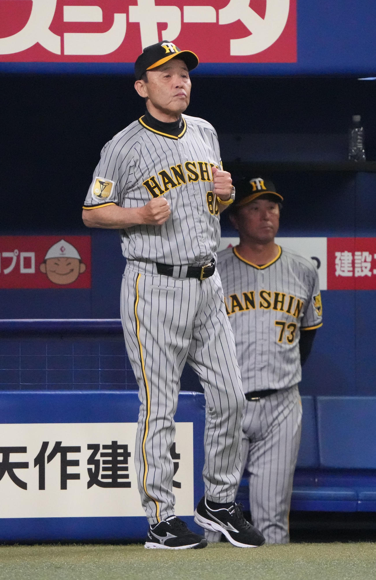 中日対阪神　10回表阪神無死一塁、選手交代を告げる岡田監督（左）（撮影・森本幸一）