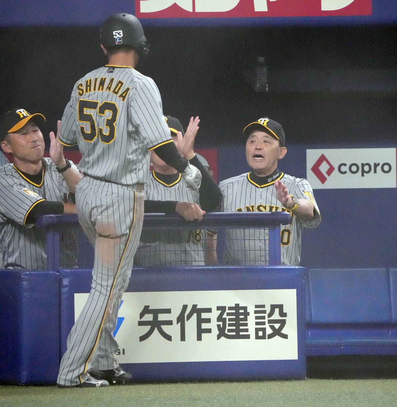 中日対阪神　10回表阪神1死一、二塁、原口の左前適時打で生還した島田を迎える岡田監督（右）（撮影・森本幸一）