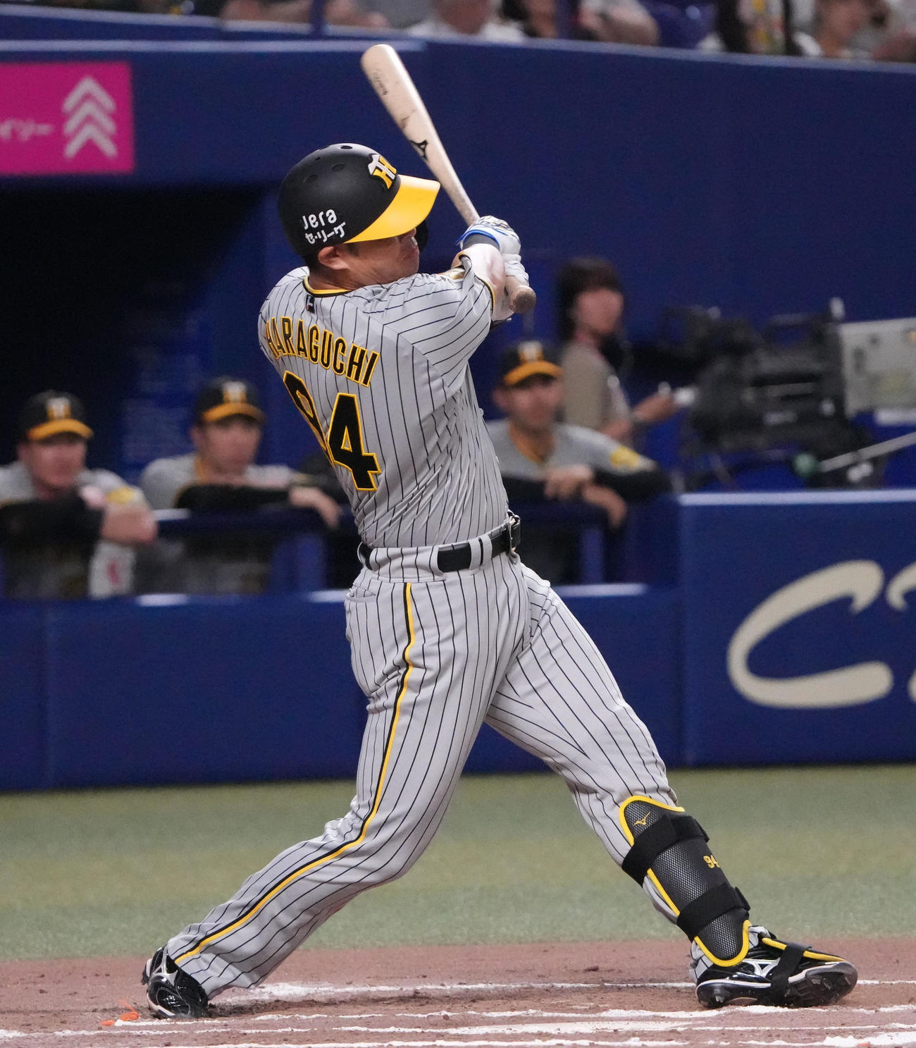 中日対阪神　10回表阪神1死一、二塁、左前適時打を放つ原口（撮影・森本幸一）