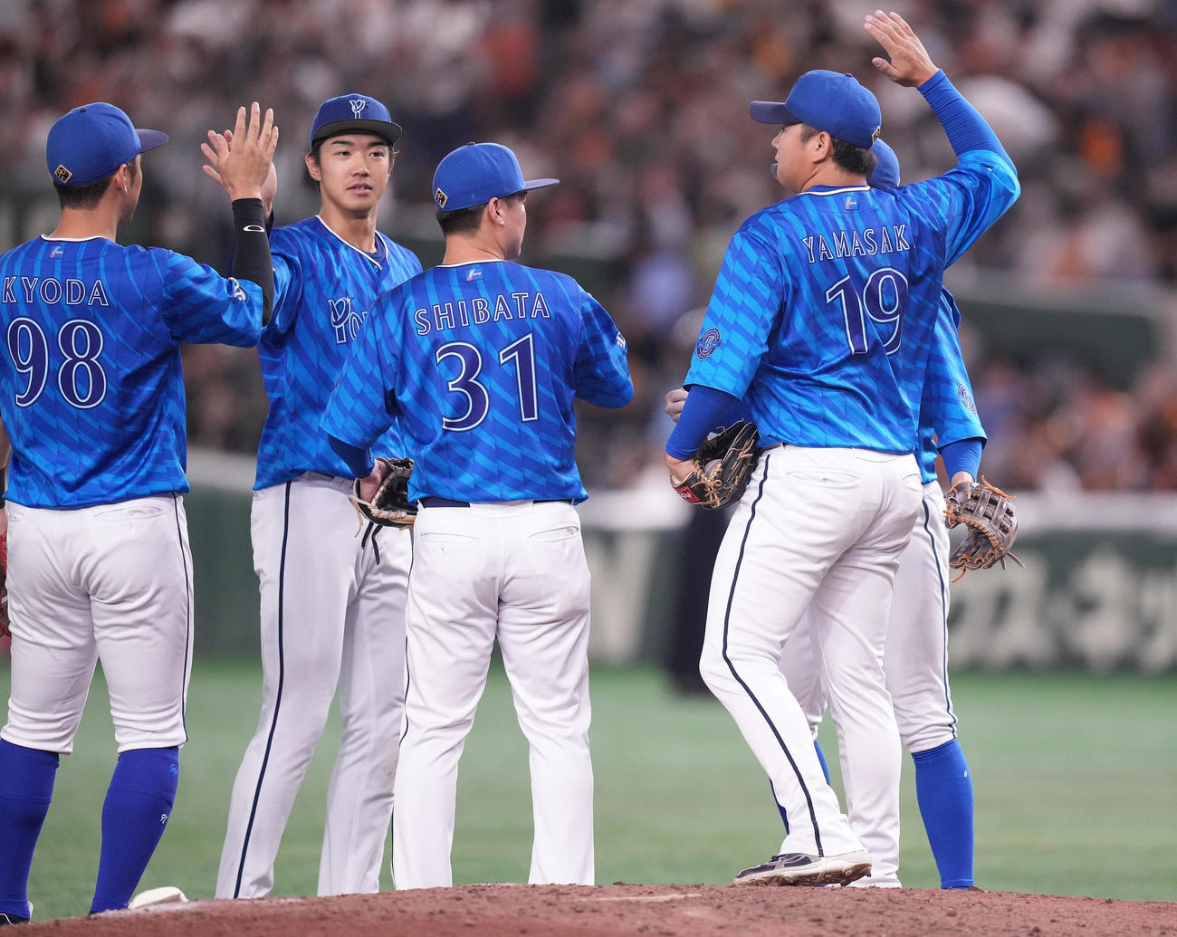 巨人対DeNA　巨人に勝利しタッチを交わす山崎（右）らDeNAナイン（撮影・鈴木みどり）