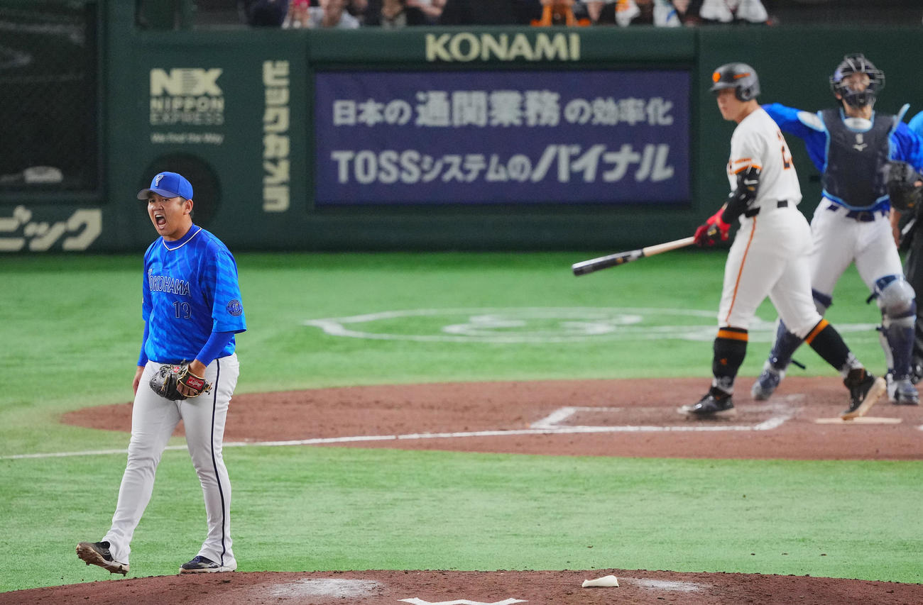 巨人対DeNA 9回裏巨人1死、岡本和（右）を空振り三振に仕留め雄たけびをあげる山崎（撮影・垰建太）