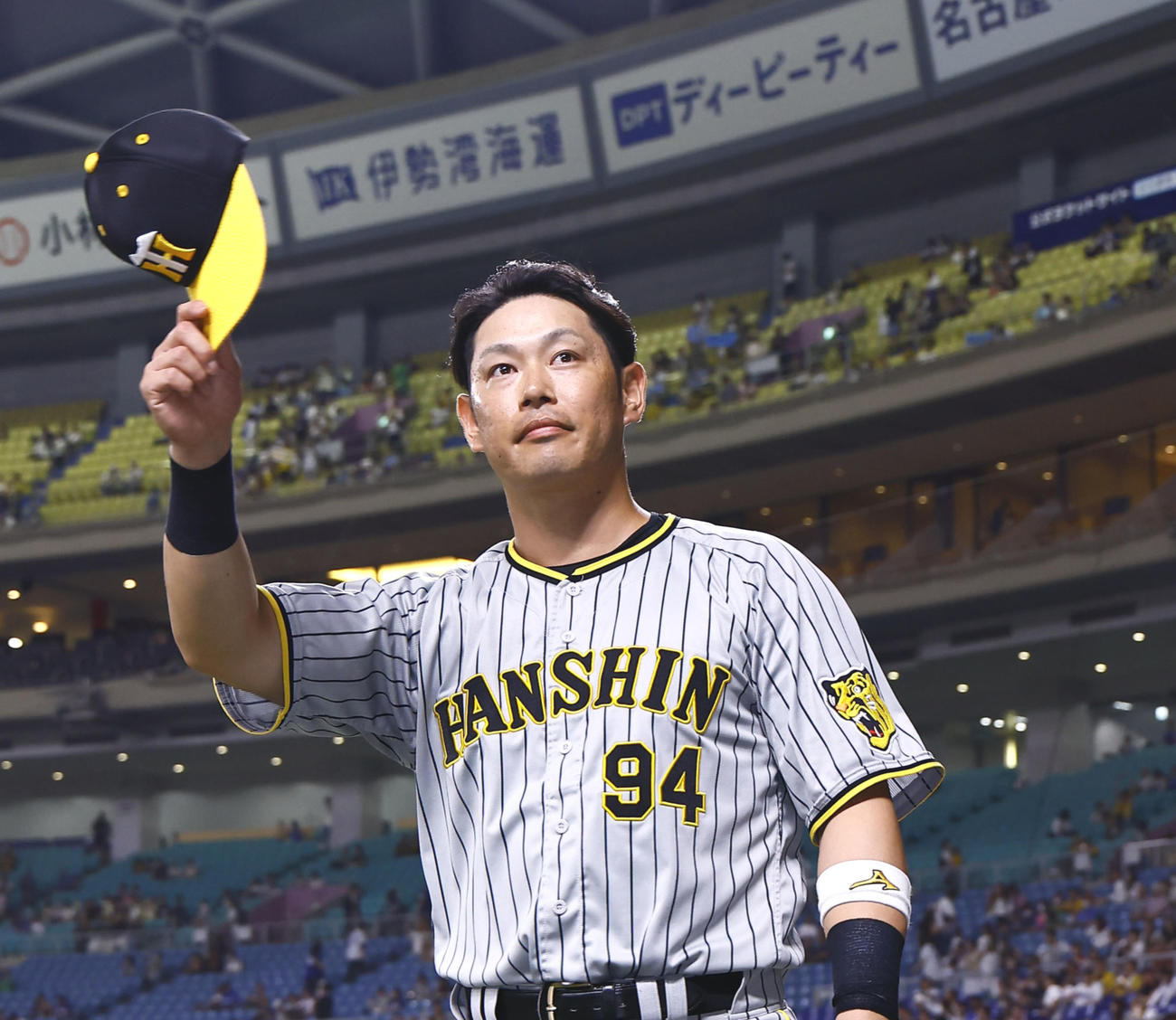 中日対阪神　中日に勝利し、ファンの声援に応える阪神原口（撮影・藤尾明華）
