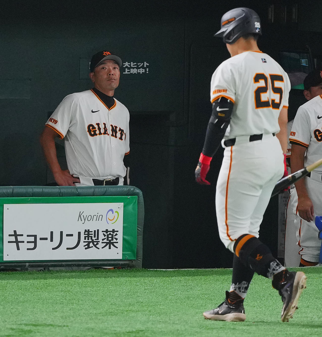 巨人対DeNA 9回裏巨人1死、岡本和（右）が空振り三振に倒れ渋い表情の阿部監督（撮影・垰建太）
