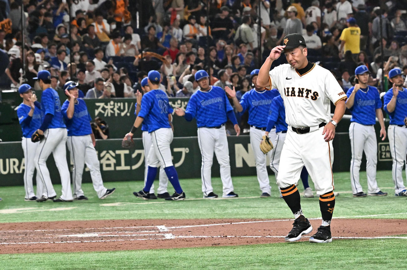 巨人対DeNA　勝利のタッチをかわすDeNAの選手を奥に、ファンにあいさつし引き揚げる巨人阿部監督（撮影・滝沢徹郎）
